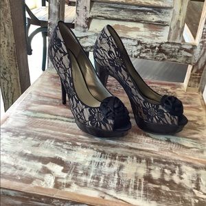 Guess peep toe pumps